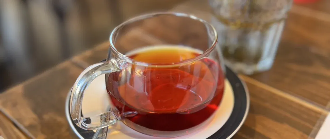 午後のカフェに